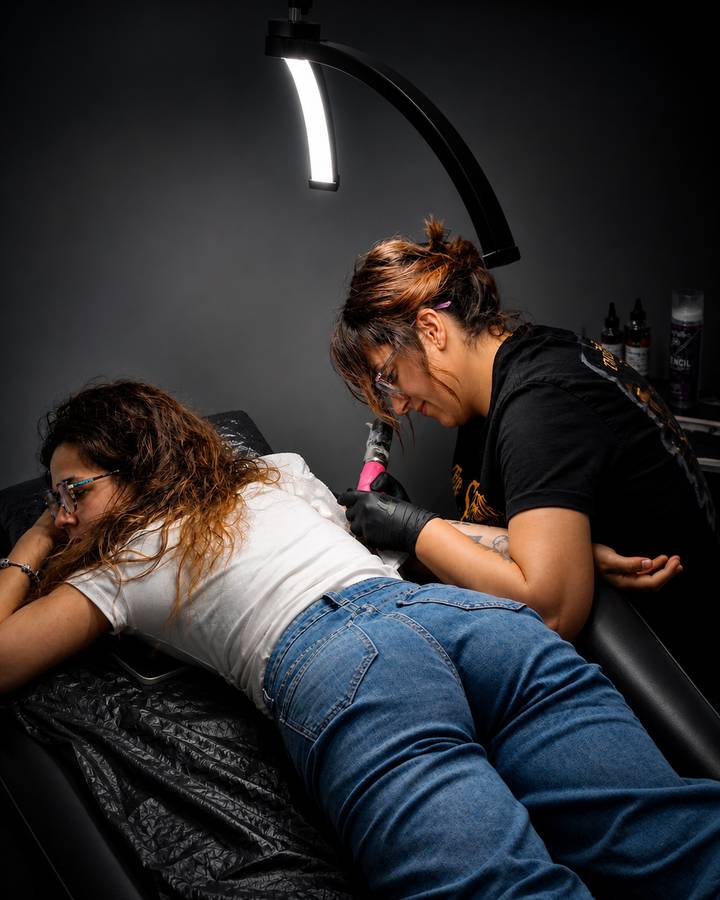 Montse Peña López tatuando