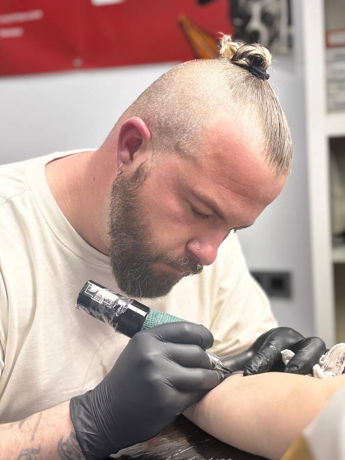 Pablo Jiménez tatuando