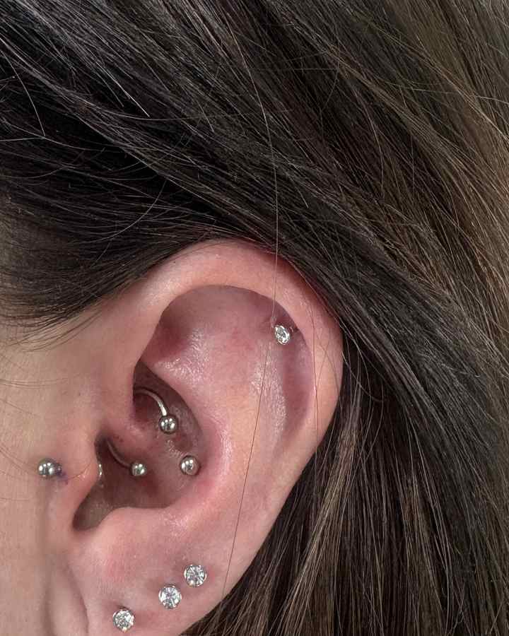 Composición de piercings de oreja
