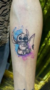 Tatuaje de Stitch estilo Disney con acuarela