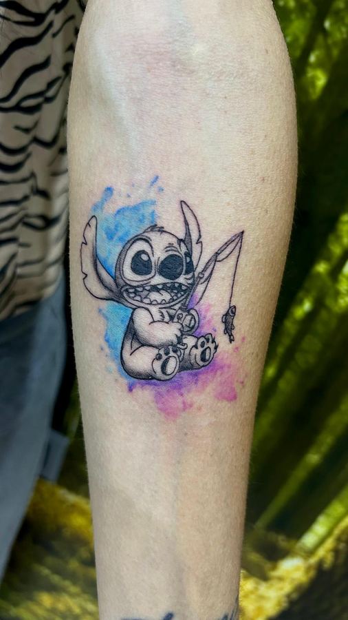 Tatuaje de Stitch estilo Disney con acuarela