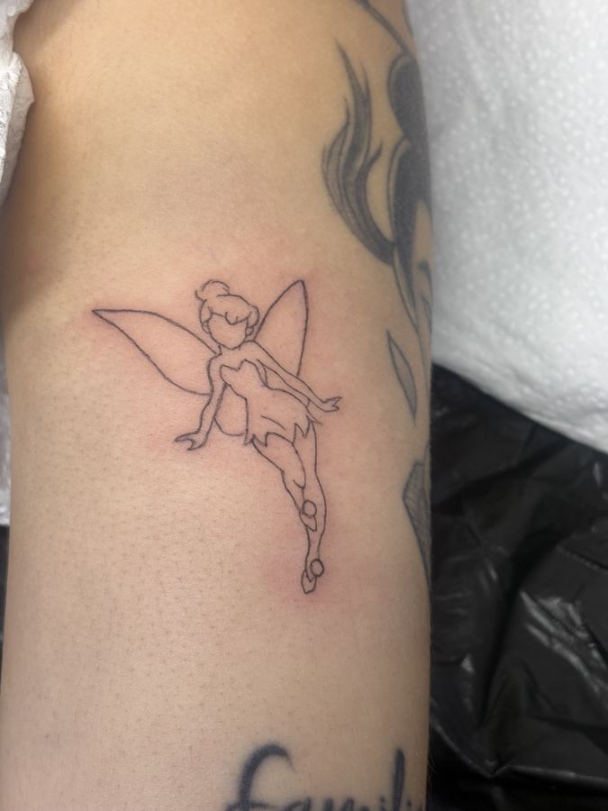 Tatuaje fine line de Campanilla